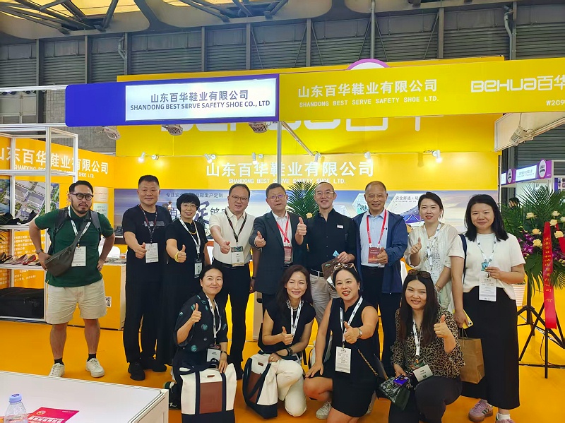 2025摩登中國國際鞋包服飾時尚展現場來了，百華鞋業展位現場人氣爆棚！