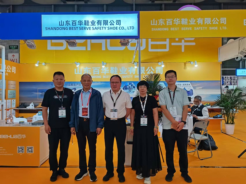 2025摩登中國國際鞋包服飾時尚展現場來了，百華鞋業展位現場人氣爆棚！