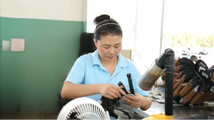 百華鞋業(yè)匠心傳承，一名員工榮獲2024年度“山東省技術(shù)能手”稱號(hào)