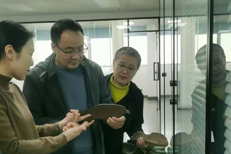 百華鞋業(yè)赴羅霸自動化系統(tǒng)(廣東)有限公司考察并正式簽訂合同