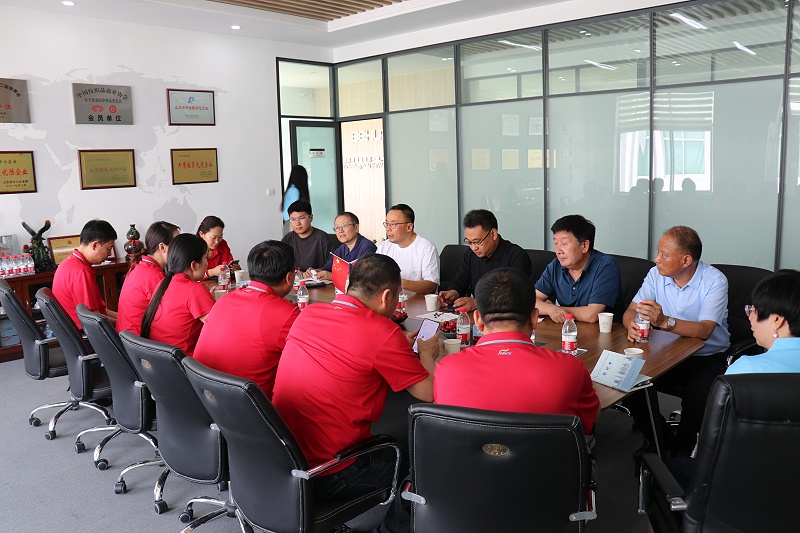 縣中小企業局領導與金猴集團一行蒞臨百華鞋業參觀