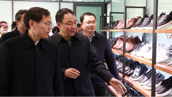 沂南縣委書記侯占夫百華鞋業(yè)調(diào)研指導