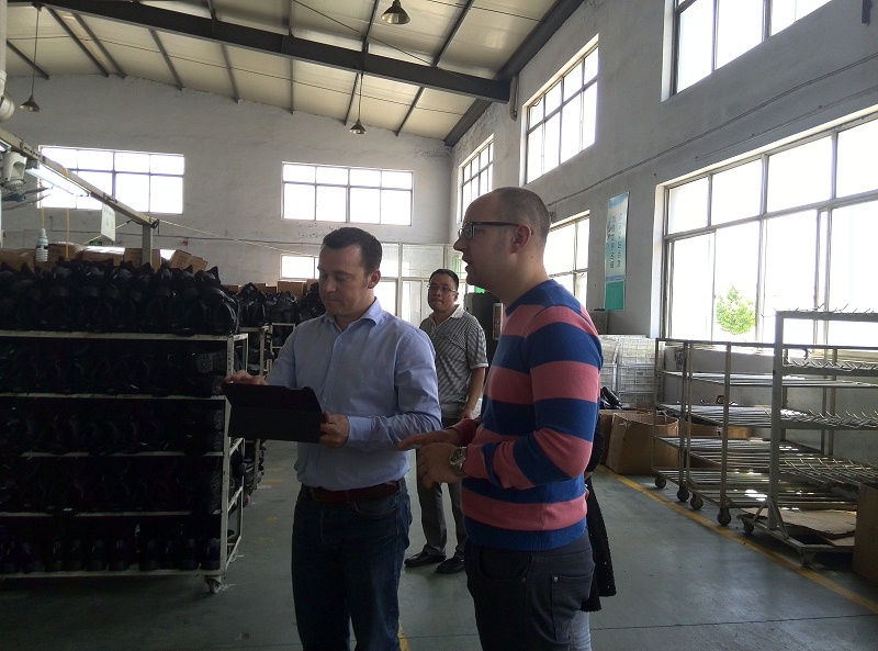 荷蘭客戶參觀百華生產車間