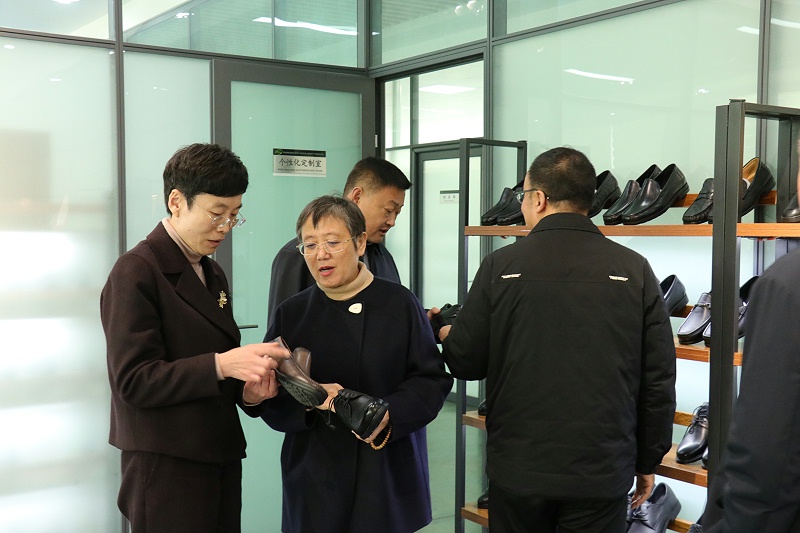 資訊|沂南縣人民法院院長尹慧 一行蒞臨百華鞋業調研指