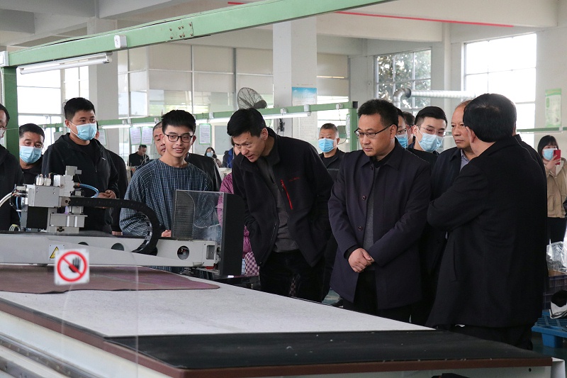 沂南縣中小企業發展局領導蒞臨百華鞋業指導工作